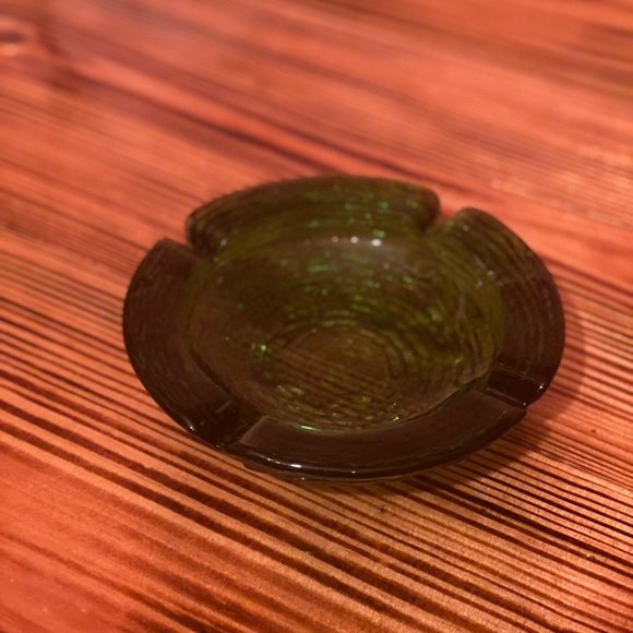 VINTAGE GREEN GLASS ASHTRAY - Picture 2 of 7